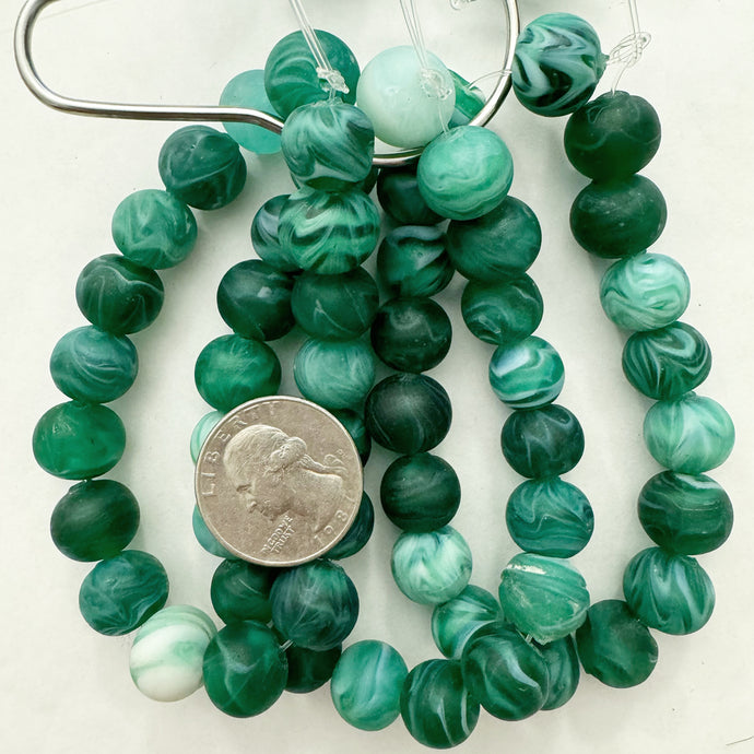 swirl motif glass, matte emerald green white, 13mm round, 19 piece strand, sold per strand