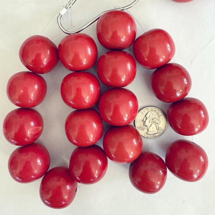 vintage look resin, strawberry red, 26mm barrel, 9pc strand, sold per strand