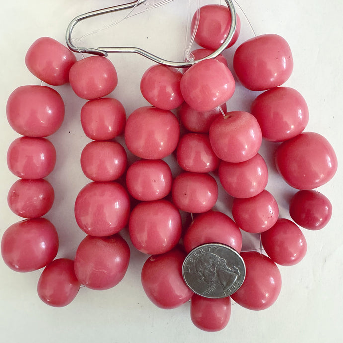 vintage look resin, pale bubble gum pink, 16-22mm mixed round, 11pc strand, sold per strand