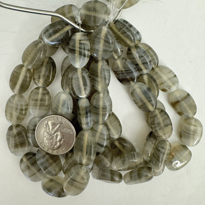 swirl motif glass, gray green white, 17x13x6mm puff oval, 23 piece strand, sold per strand