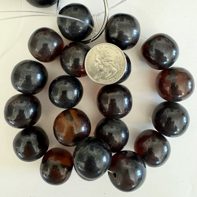 resin, dark amber brown, 22mm nugget round, 10pc strand, sold per strand