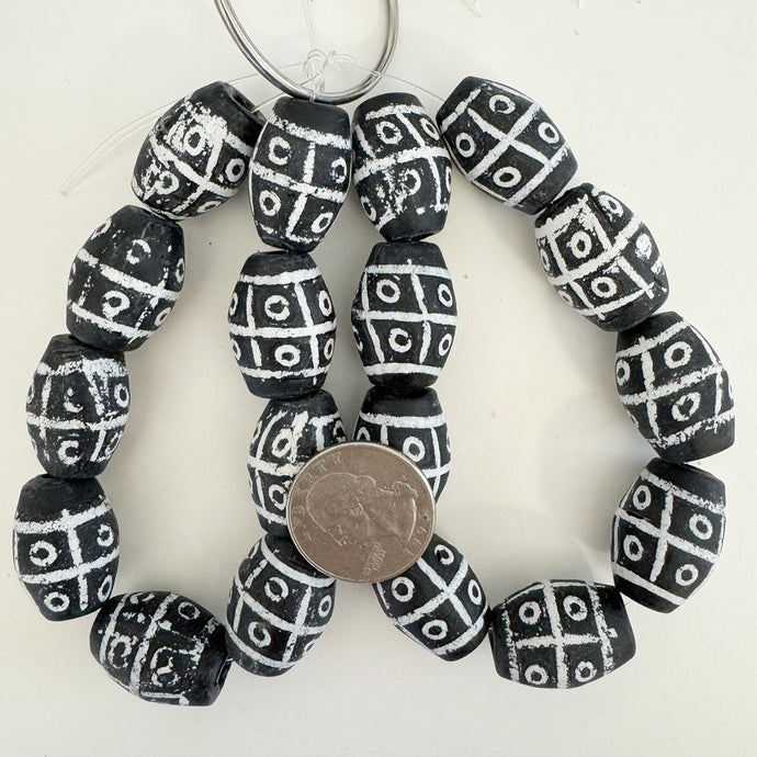 circle lines motif glass, matte black white, 22x19mm barrel size mix, 9 piece strand, sold per strand