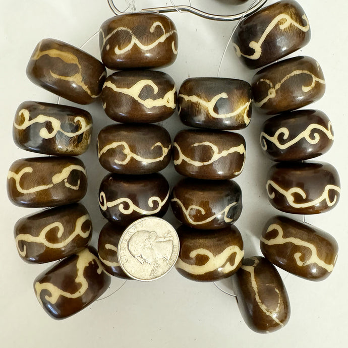 swirl motif resin, dark brown white, 30x21mm rondelle, 10pc strand, sold per strand