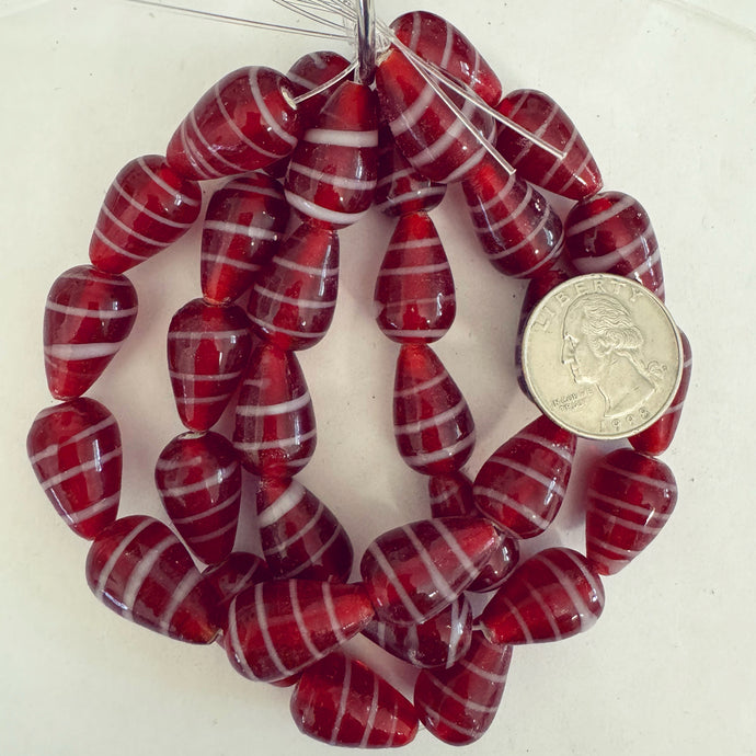 swirl motif glass, red white, 20x13mm pear, 11 piece strand, sold per strand