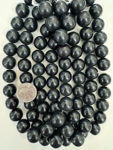black, single color, 17mm nugget round, vintage look resin, 15" strand, sold per strand
