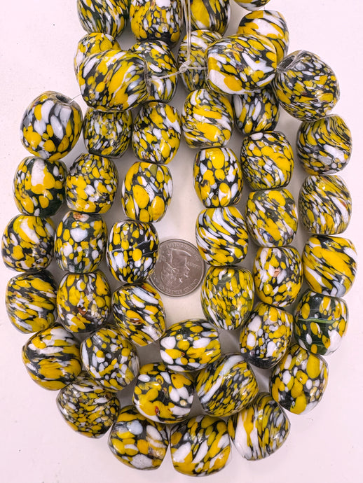 black white pale yellow spotted, vintage look glass, 22x20mm barrel, 15