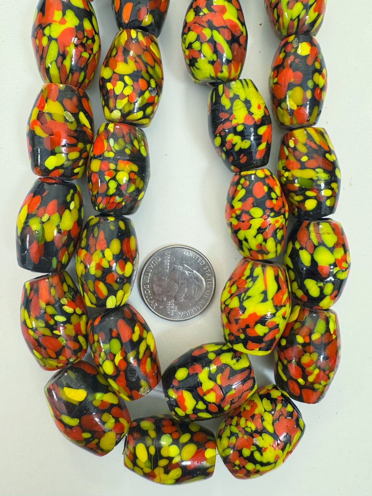 pale red dark red yellow black mix spotted swirl motif, vintage look glass, 25x19mm barrel mix, 15