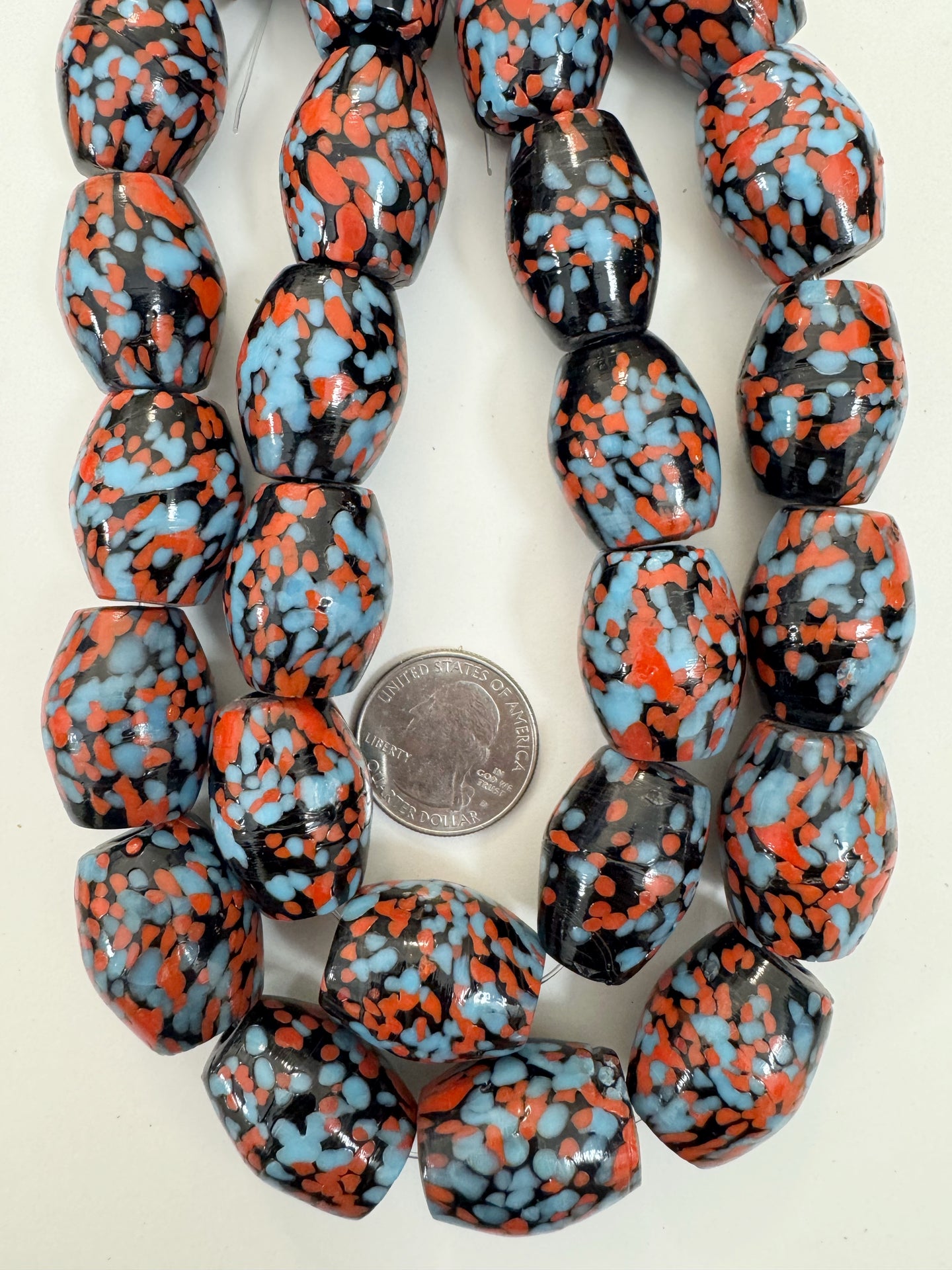 pale red blue black mix spotted swirl motif, vintage look glass, 25x19mm barrel mix, 15