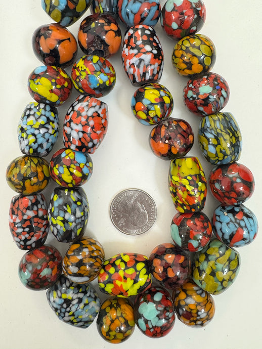 color mix spotted swirl motif, vintage look glass, 20-26mm shape mix, 15