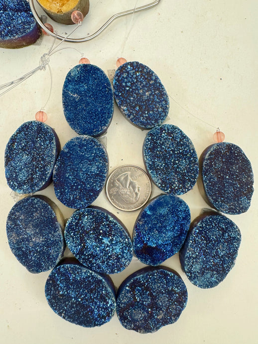 dark electric blue coated druzy quartz, 35x25x11mm oval, 6 piece strand, sold per strand