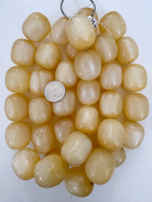 pale pearly amber yellow, vintage look resin, 32x28mm barrel, 15